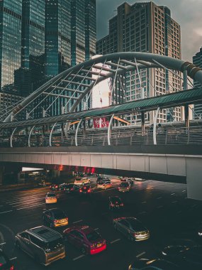 Bangkok Tayland 'ın Sathorn iş bölgesindeki gökyüzü tren istasyonu BTS' de Chong Nonsi hava yürüyüşü kemeri.