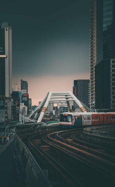 Bangkok Tayland 'ın Sathorn iş bölgesindeki gökyüzü tren istasyonu BTS' de Chong Nonsi hava yürüyüşü kemeri.