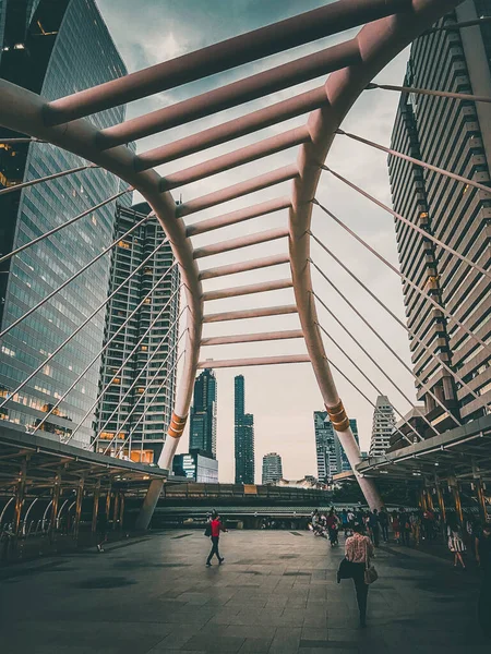 Chong Nonsi Skywalk oblouk most na nádraží BTS v obchodní čtvrti Sathorn v Bangkoku Thajsko — Stock fotografie