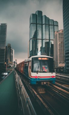 Bangkok Tayland 'ın Sathorn iş bölgesindeki gökyüzü tren istasyonu BTS' de Chong Nonsi hava yürüyüşü kemeri.