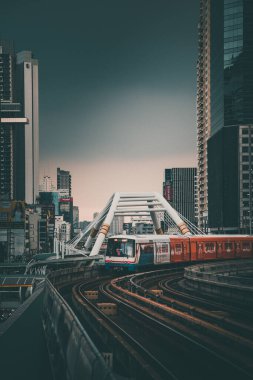 Bangkok Tayland 'ın Sathorn iş bölgesindeki gökyüzü tren istasyonu BTS' de Chong Nonsi hava yürüyüşü kemeri.