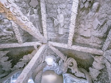 Wat Huay Pla Kang, Chiang Rai 'deki beyaz Buda ve ejderhalar, Tayland' daki Chiang Mai vilayeti,