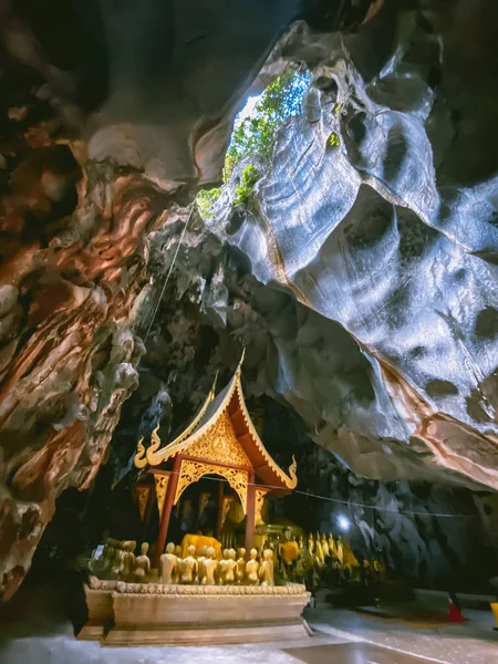 Wat Tham Chiang Dao寺院，泰国清迈山洞 — 图库照片