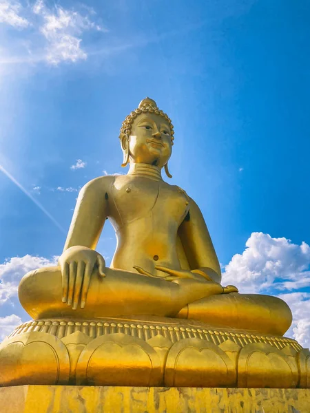 Estátua Big Golden buddha em Chiang Rai, Província de Chiang Mai, Tailândia — Fotografia de Stock