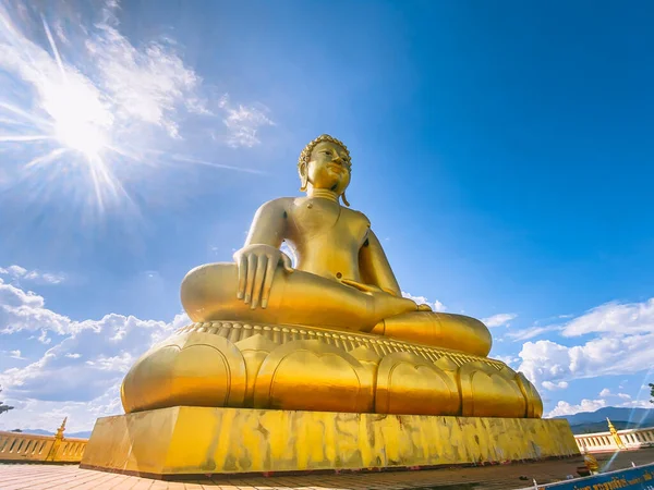 Estátua Big Golden buddha em Chiang Rai, Província de Chiang Mai, Tailândia — Fotografia de Stock
