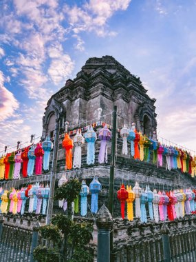 Chiang Mai, Tayland 'da Loy Khratong sırasında Wat Chedi Luang