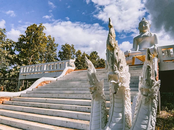 Big White Buddha, Wat Phra That Mae Yen in Pai, Mae Hong Son, Chiang Mai, thThailand — стоковое фото