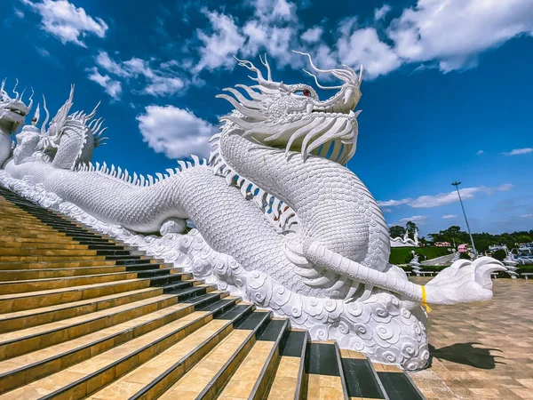 Wat Huay Pla Kang, witte grote boeddha en draken in Chiang Rai, provincie Chiang Mai, Thailand — Stockfoto