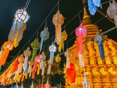 Wat Phraat Haripunchai Woramahawihan Loy Khratong fener festivali sırasında Lamphun, Chiang Mai, Tayland
