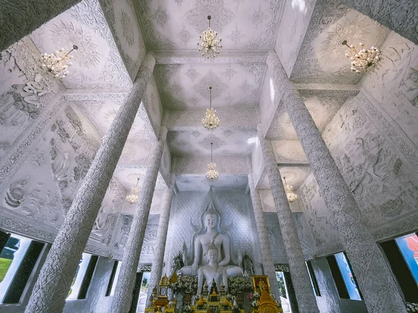 Wat Huay Pla Kang, gran buda blanca y dragones en Chiang Rai, provincia de Chiang Mai, Tailandia — Foto de Stock