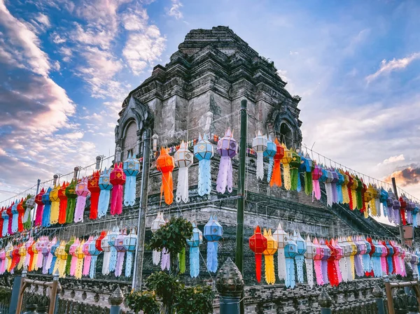 Wat Chedi Luang tijdens Loy Khratong in Chiang Mai, Thailand — Stockfoto