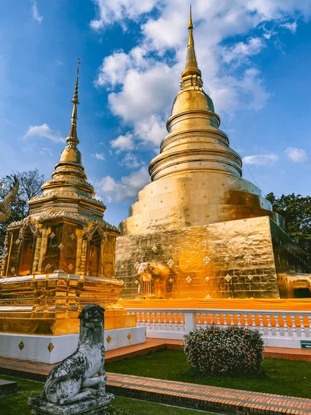 Wat Phra Singh Woramahawihan Templo de Oro en Chiang Mai, Tailandia —  Fotos de Stock