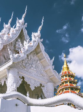 Wat Huay Pla Kang, Chiang Rai 'deki beyaz Buda ve ejderhalar, Tayland' daki Chiang Mai vilayeti,