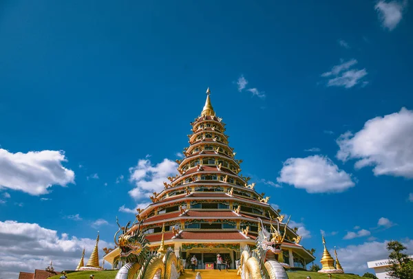 Wat Huay Pla Kang, weißer großer Buddha und Drachen in Chiang Rai, Provinz Chiang Mai, Thailand — Stockfoto