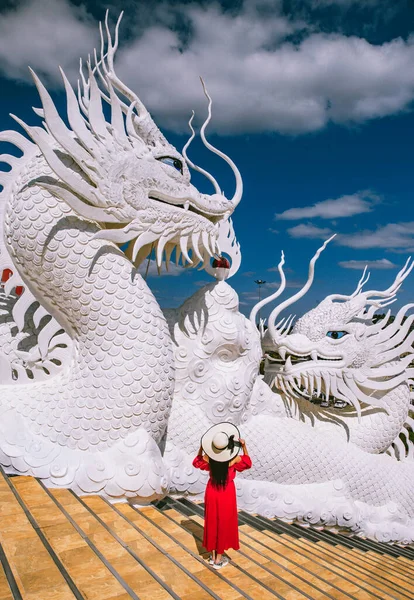 Wat Huay Pla Kang, buda grande branco e dragões em Chiang Rai, província de Chiang Mai, Tailândia — Fotografia de Stock