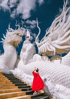 Wat Huay Pla Kang, Chiang Rai 'deki beyaz Buda ve ejderhalar, Tayland' daki Chiang Mai vilayeti,