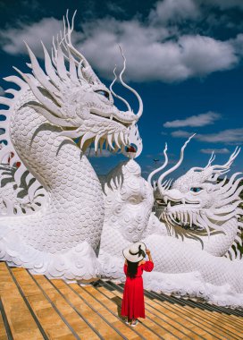 Wat Huay Pla Kang, Chiang Rai 'deki beyaz Buda ve ejderhalar, Tayland' daki Chiang Mai vilayeti,