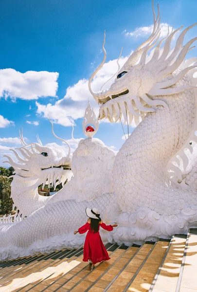 Wat Huay Pla Kang, buda grande branco e dragões em Chiang Rai, província de Chiang Mai, Tailândia — Fotografia de Stock