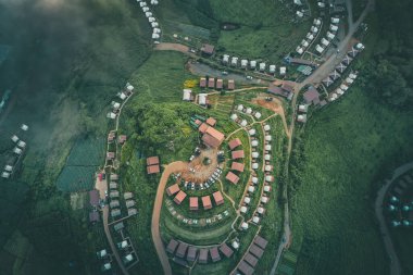 Mae Rim, Chiang Mai, Tayland 'daki Doi Mon Cham dağındaki kamp alanlarının ve çadırların havadan görüntüsü.