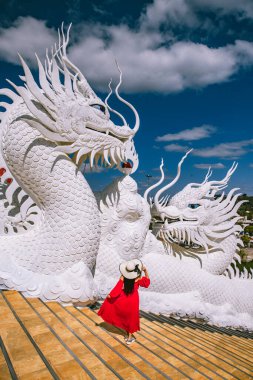 Wat Huay Pla Kang, Chiang Rai 'deki beyaz Buda ve ejderhalar, Tayland' daki Chiang Mai vilayeti,