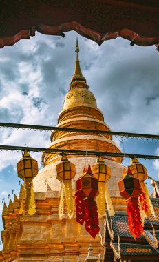 Wat Phraat Haripunchai Woramahawihan Loy Khratong fener festivali sırasında Lamphun, Chiang Mai, Tayland