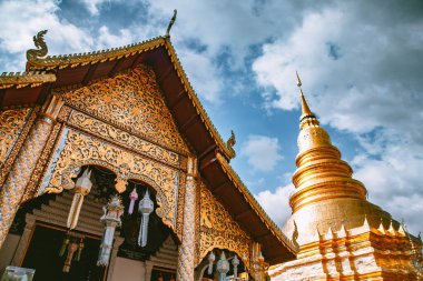 Wat Phraat Haripunchai Woramahawihan Loy Khratong fener festivali sırasında Lamphun, Chiang Mai, Tayland