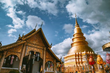 Wat Phraat Haripunchai Woramahawihan Loy Khratong fener festivali sırasında Lamphun, Chiang Mai, Tayland