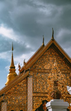 Wat Phraat Haripunchai Woramahawihan Loy Khratong fener festivali sırasında Lamphun, Chiang Mai, Tayland