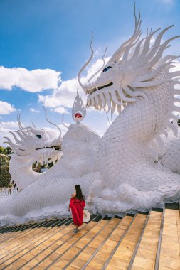 Wat Huay Pla Kang, Chiang Rai 'deki beyaz Buda ve ejderhalar, Tayland' daki Chiang Mai vilayeti,