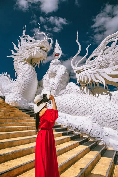 Wat Huay Pla Kang, witte grote boeddha en draken in Chiang Rai, provincie Chiang Mai, Thailand — Stockfoto