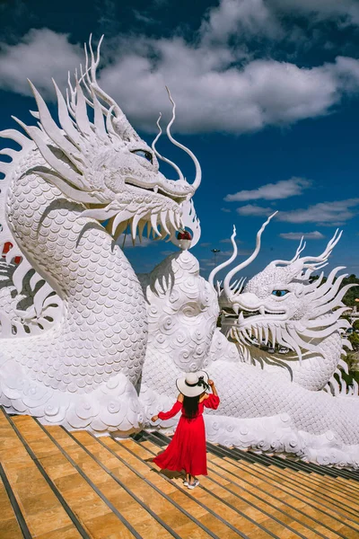 Wat Huay Pla Kang, buda grande branco e dragões em Chiang Rai, província de Chiang Mai, Tailândia — Fotografia de Stock