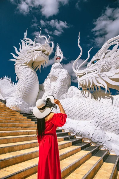 Wat Huay Pla Kang, buda grande branco e dragões em Chiang Rai, província de Chiang Mai, Tailândia — Fotografia de Stock