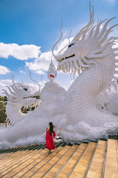 Wat Huay Pla Kang, witte grote boeddha en draken in Chiang Rai, provincie Chiang Mai, Thailand — Stockfoto