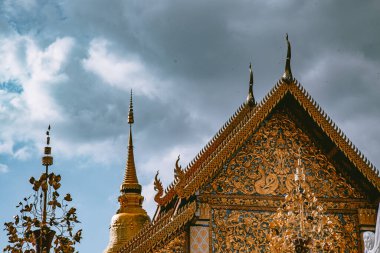 Wat Phraat Haripunchai Woramahawihan Loy Khratong fener festivali sırasında Lamphun, Chiang Mai, Tayland