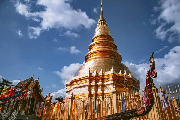 Wat Phrathat Haripunchai Woramahawihan во время фестиваля фонарей Loy Khratong в Ламфуне, Чиангмай, Таиланд — стоковое фото