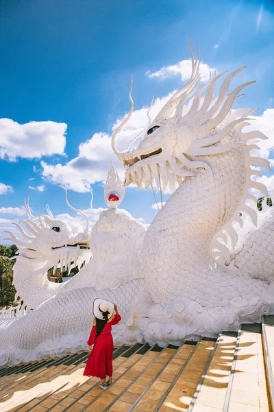 Wat Huay Pla Kang, buda grande branco e dragões em Chiang Rai, província de Chiang Mai, Tailândia — Fotografia de Stock