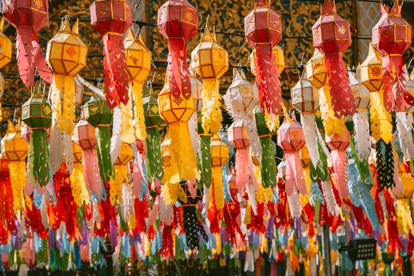 Wat Phrathat Haripunchai Woramahawihan under Loy Khratong lanternfestivalen i Lamphun, Chiang Mai, Thailand — Stockfoto