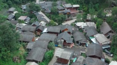 Tayland 'ın Chiang Mai eyaletindeki Mae Kampong dağ köyü.