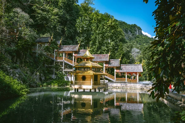 Świątynia Wat Tham Chiang Dao, jaskinia w prowincji Chiang Mai, Tajlandia — Zdjęcie stockowe