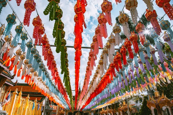 Wat Phrathat Haripunchai Woramahawihan under Loy Khratong lanternfestivalen i Lamphun, Chiang Mai, Thailand — Stockfoto
