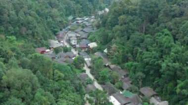 Tayland 'ın Chiang Mai eyaletindeki Mae Kampong dağ köyü.