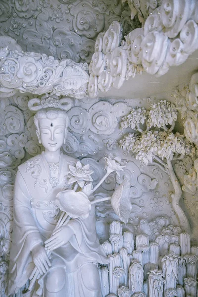 Wat Huay Pla Kang, gran buda blanca y dragones en Chiang Rai, provincia de Chiang Mai, Tailandia —  Fotos de Stock