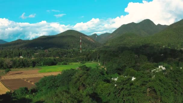 メイ香港ソン、チェンマイ、タイのパイ米テラス、川と山の空中ビュー — ストック動画