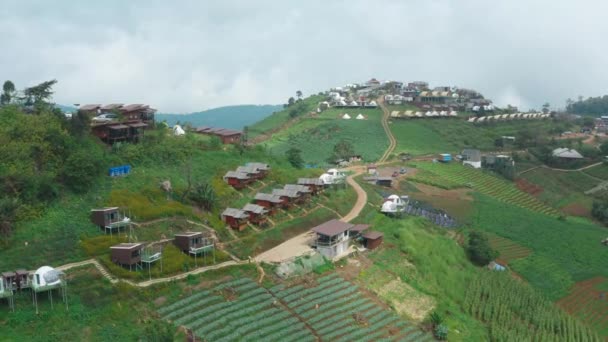 Letecký pohled na tábořiště a stany na hoře Doi Mon Cham v Mae Rim, provincie Chiang Mai, Thajsko — Stock video