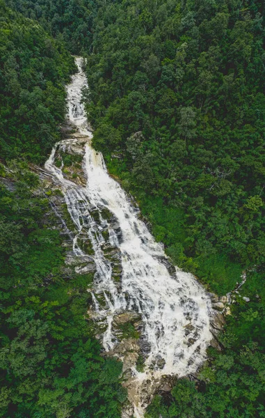 Вид с воздуха на водопад Mae Ya в национальном парке Doi Inthanon, провинция Чиангмай, Таиланд — стоковое фото