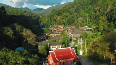 Tayland 'ın Chiang Mai eyaletindeki Mae Kampong dağ köyü.
