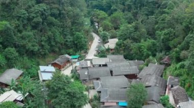 Tayland 'ın Chiang Mai eyaletindeki Mae Kampong dağ köyü.