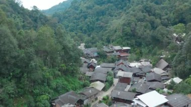 Tayland 'ın Chiang Mai eyaletindeki Mae Kampong dağ köyü.