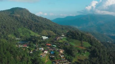 Mae Rim, Chiang Mai, Tayland 'daki Doi Mon Cham dağındaki kamp alanlarının ve çadırların havadan görüntüsü.