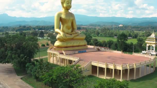 Velká zlatá socha Buddhy v Chiang Rai, provincie Chiang Mai, Thajsko — Stock video